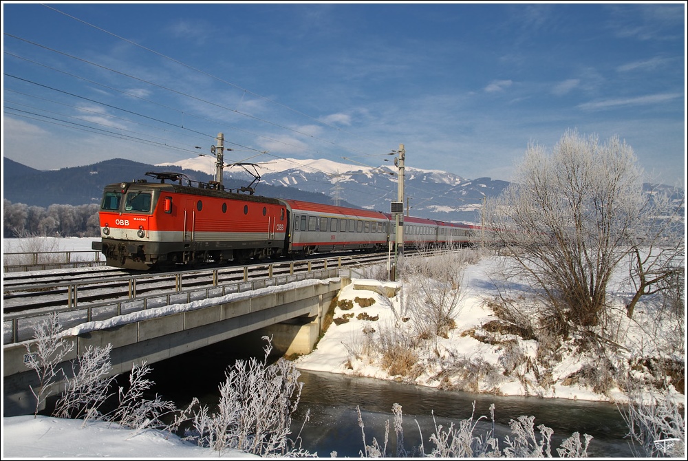 Vor winterlicher Kulisse und bei -18 Grad, f�hrt 1044 060 mit EC 531  Stadttheater Klagenfurt  von Wien Meidling nach Lienz. 
St.Margarethen 17.12.2010