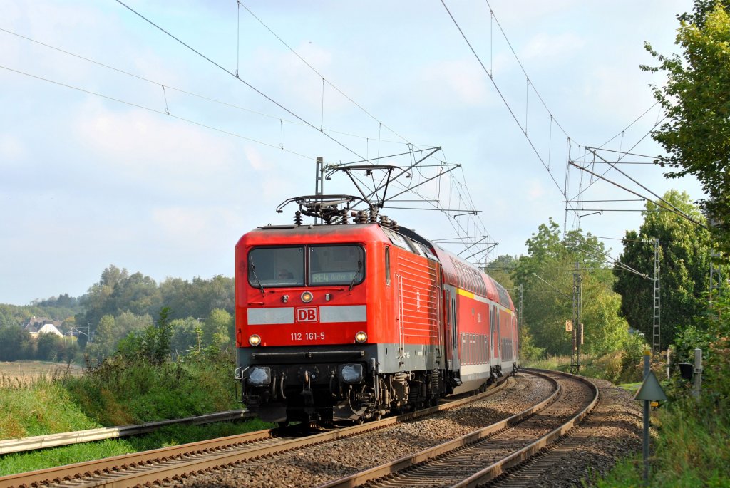 Vor den Zgen der RE4 werden nun seit einigen Tagen auch Loks der BR 112 eingesetzt. Hier die 112 161-5 vor Rimburg ( bach - Palenberg ) am 15.9.11