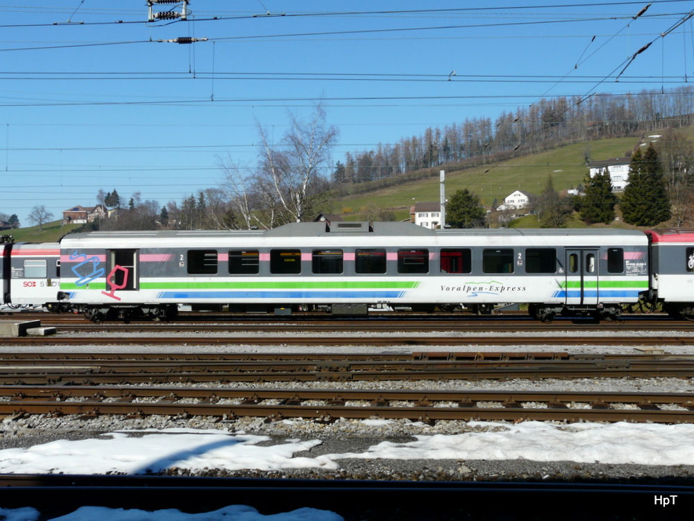 Voralpen Express / SOB  - 2 Kl. Personenwagen mit Bistroabteil BR 50 48 85-35 526-4  im Bahnhofsareal von Herisau am 01.03.2012