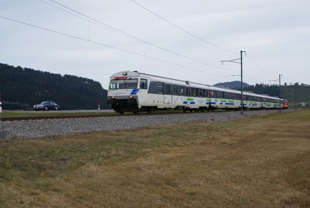 Voralpen-Express mit der offiziellen Bezeichnung IR 2416 fhrt am 21.11.09 von Biberbrugg  Richtung Altmatt.