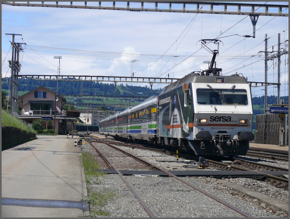 VoralpenExpress IR2342 mit Re 456 83 bei der Durchfahrt in Immensee. (30.07.2010)