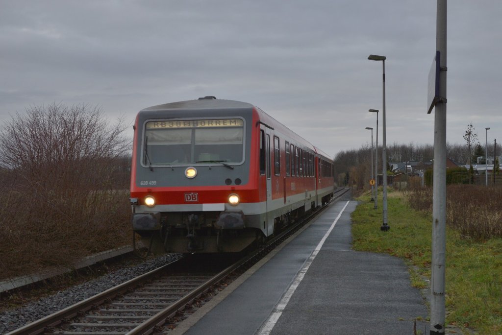 Vorbei am Bahnsteig nach Neuss fhrt der 628 499 zum Bahnsteig nach Horrem am Sonntag den 1.1.2013 durch Glesch. 