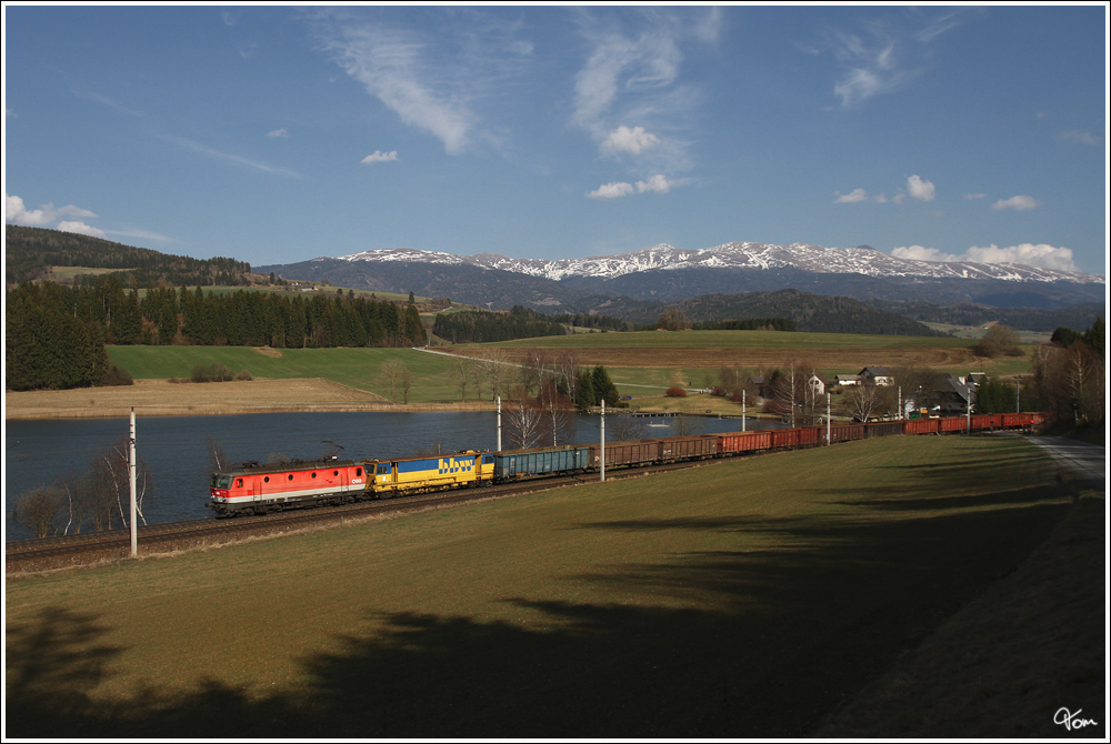 Vorbei am Furtner Teich, zieht 1144 078 den Gterzug 55056 von Villach nach Wien Zvbf. 
Mariahof-Vockenberg  3.4.2012