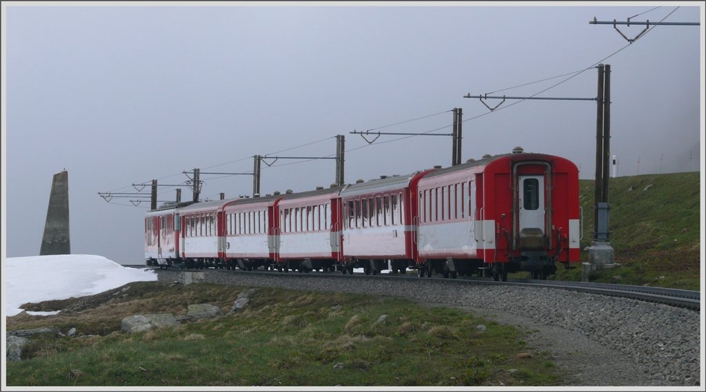 Vorbei am Lawinenteiler taucht R835 bald in eine dicke Nebelsuppe, die an November erinnert. (03.06.2010)