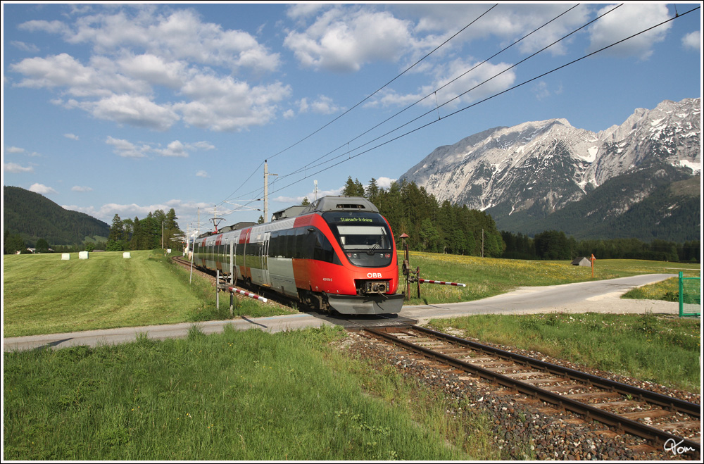 Vorbei am mchtigen Grimming, fhrt 4024 014 als REX 3424 von Attnang-Puchheim nach Stainach-Irdning. 
Bad Mitterndorf 26.5.2012