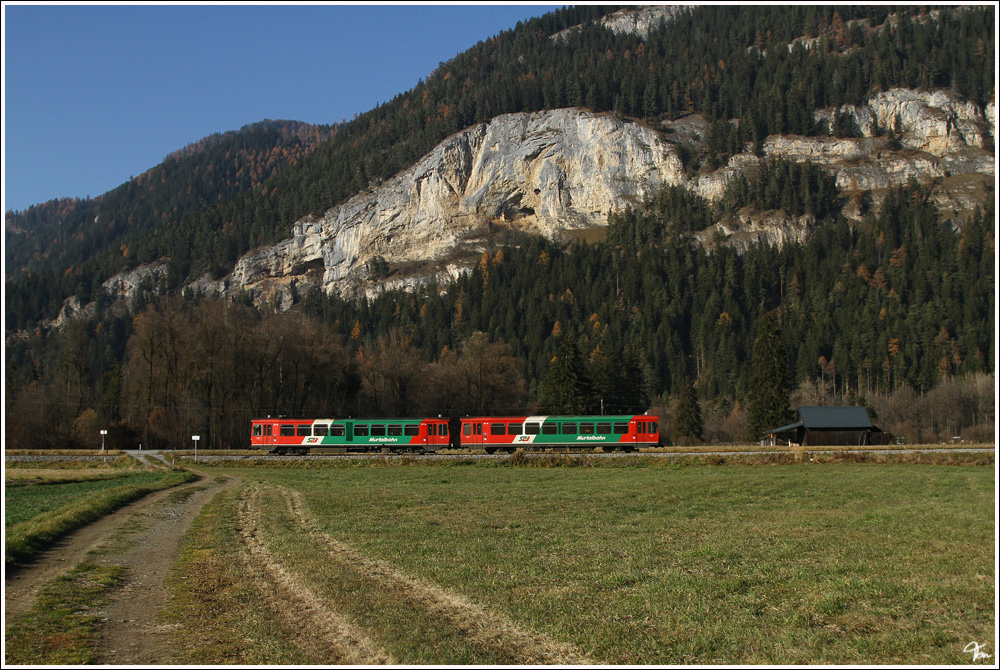 Vorbei am Puxerloch nahe Teufenbach, fhrt der Knotz Dieseltriebwagen VT 31 + VS 42 der Steiermrkischen Landesbahnen als R 8709 von Unzmarkt nach Tamsweg. 12.11.2011

