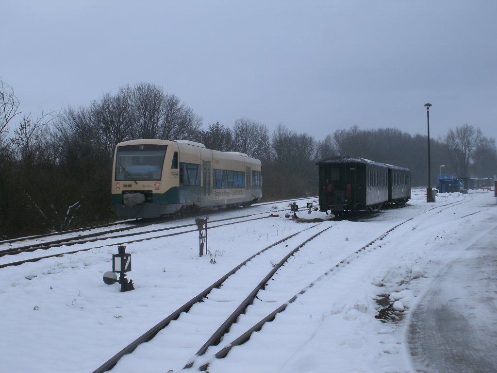 Vorbei am Traditionsbereich fuhr der PRESS VT650 032,am 16.Dezember 2012,aus Putbus nach Bergen/Rgen.