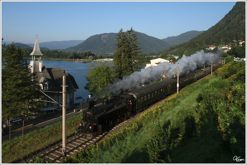 Vorbei am wunderschnen Ossiachersee, fhrt die NBiK Dampflok 93.1332 mit dem IGE Sonderzug Sdz 17196 von Villach nach St.Veit an der Glan. 
Annenheim 20.8.2012
