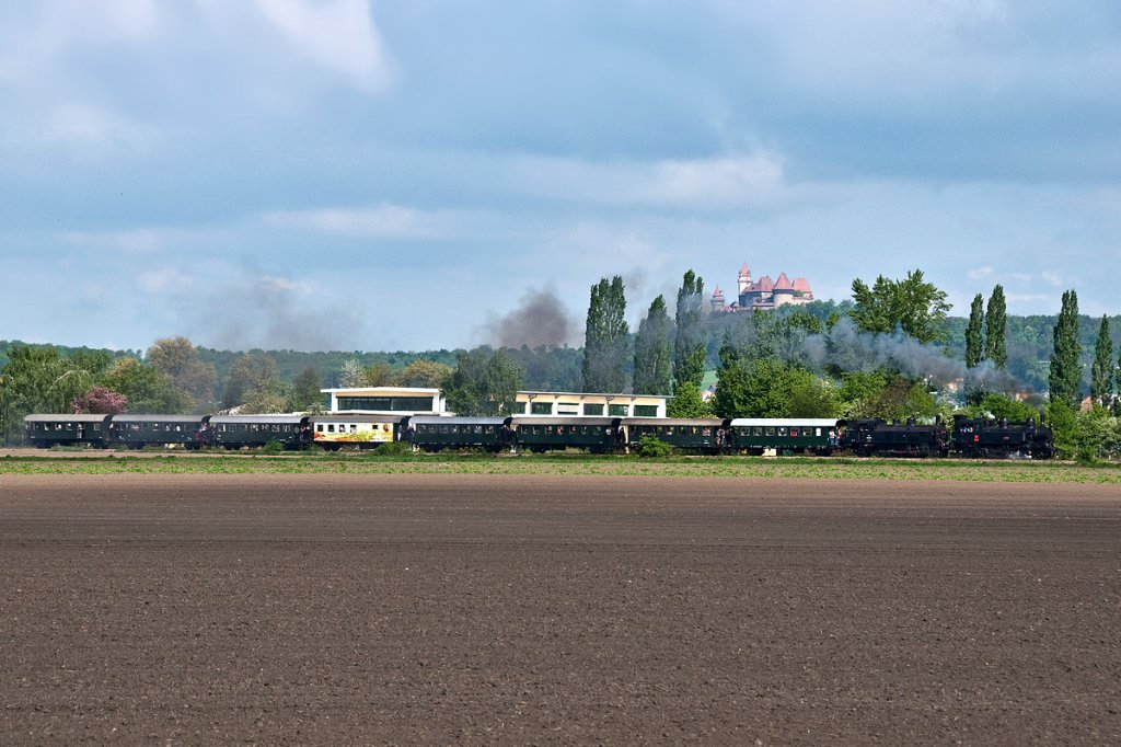 Vorbei an Burg Kreuzenstein. 30.33 und 93.1420 mit SEZ 14818, unterwegs zum Oldtimer Treffen 2013 in Ernstbrunn, am 05.05.2013.