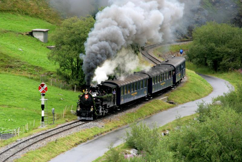Vorbei an einem schnen alten Signal dampft der durchgehende Zug von Realp nach Oberwald durch das Tal der Furkareuss. Mit einem Eisenbahnfreund aus Japan stand ich gemeinsam hier oben und hatte ein interessantes Gesprch; 14.08.2010