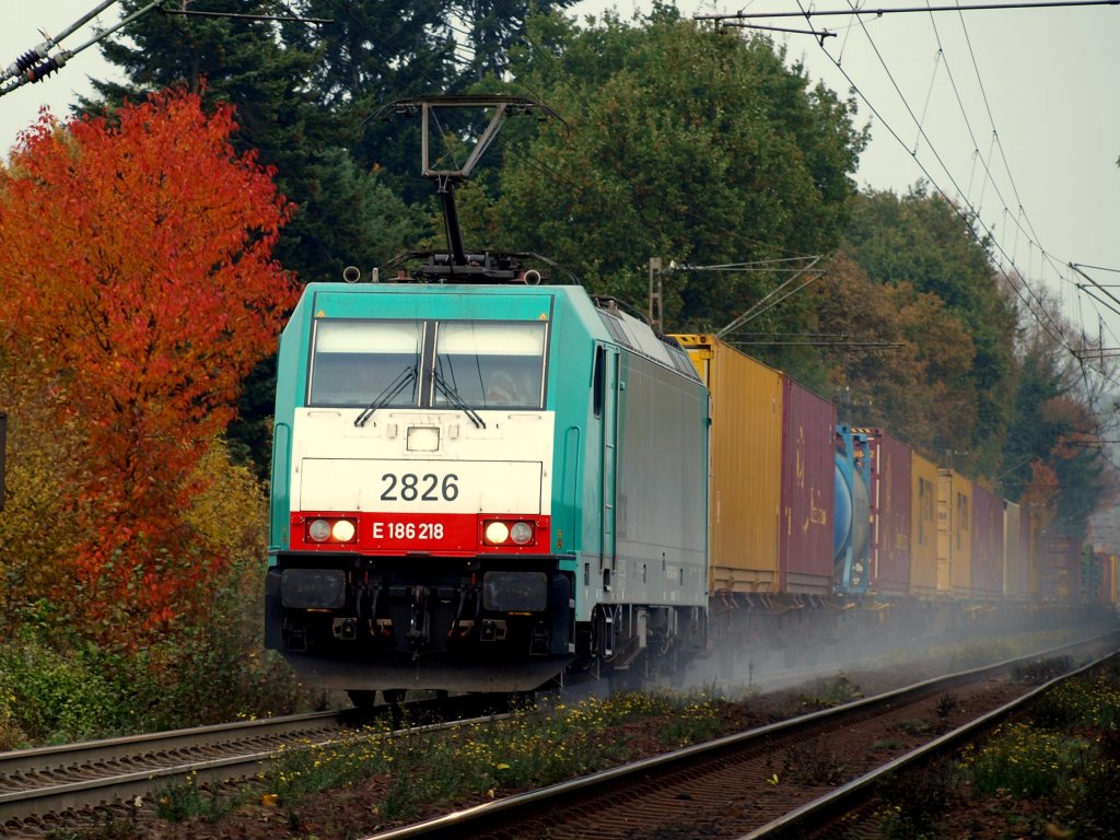 Vorbei an herbstlich bunten Bumen meistert die Cobra 186 218 mit Vollgas und viel Sand einem Containerzug im Schlepp die Steigung am Gemmenicher Weg in Aachen Richtung Belgien. Mein PKW der etwas abseits der Strecke stand hatte anschlieend dringend eine Wsche ntig.