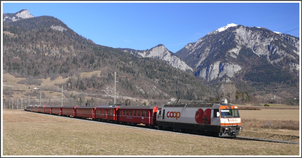 Vorbei an der Kapelle Sogn Mang und vor der Kulisse des Taminser Calanda rauscht RE1137 mit Ge 4/4 III 641  Maienfeld  an mir vorbei Richtung St.Moritz.(09.02.2011)