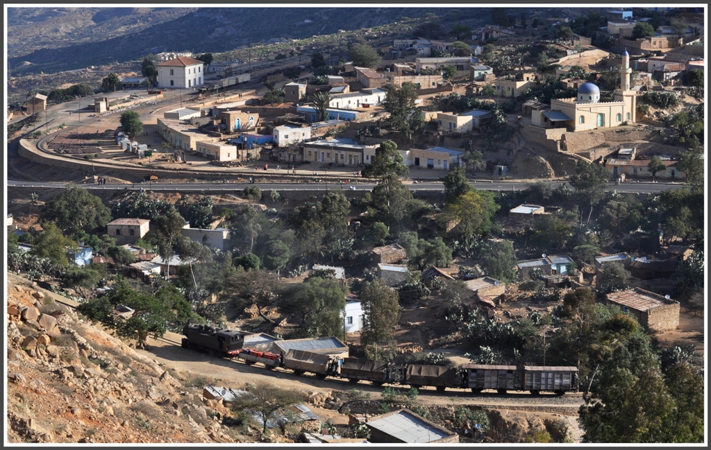 Vorbei an der Moschee von Nefasit hat der Dampfzug bereits die andere Talseite erreicht. (01.02.2012)