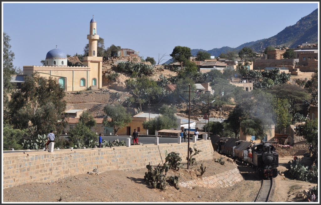 Vorbei an der Moschee von Nefasit stampft und zischt die Malletlok 442.56 bergwrts. (01.02.2012)