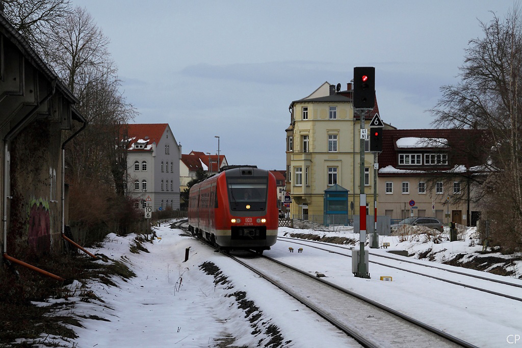 Vorbei an schön restaurierten Häusern fährt 612 029 am 8.1.2011 in den Bahnhof Schmölln ein. Ziel des Zuges ist Altenburg.