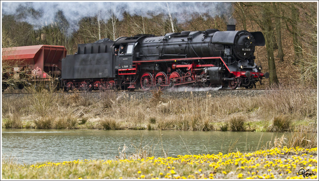 Vorbei an den Teichen nahe Schwallungen, zieht die 44 2546 den Gterzug DGz 207  von Meiningen nach Eisenach. 
11.04.2013