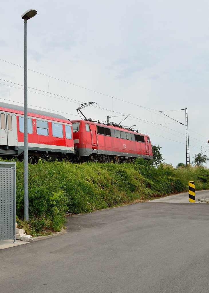 Vorbeifahrt der 111 032-9 mit einem N-Wagenzug in Richtung Bad Friedrichshall-Jagstfeld bei Offenau am Mittwoch den 7.8.2013