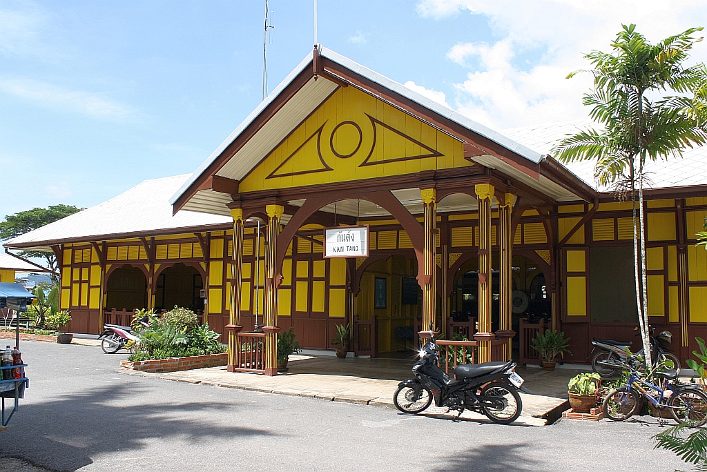 Vorbildlich renoviert zeigt sich das 100 Jahre alte, hlzerne Aufnahmsgebude des Bf. Kantang am 25.Oktober 2010.