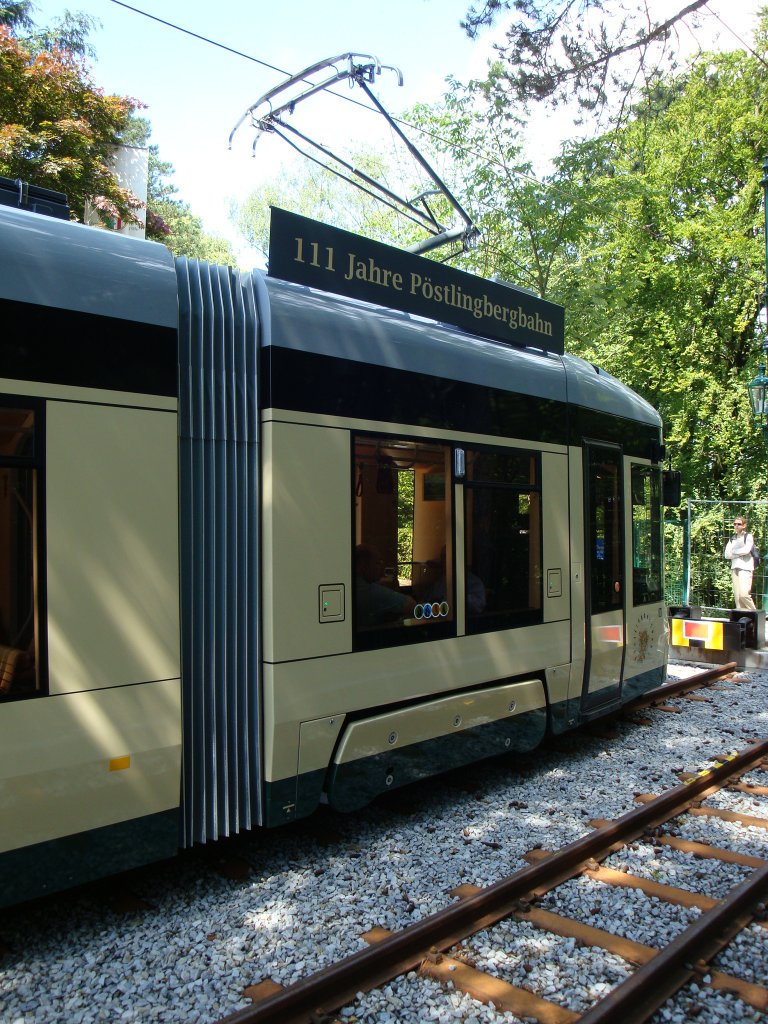 Vorderfront des Triebwagen 502 mit der Werbeaufschrift 111 Jahre Pstlingbergbahn in der Bergstation