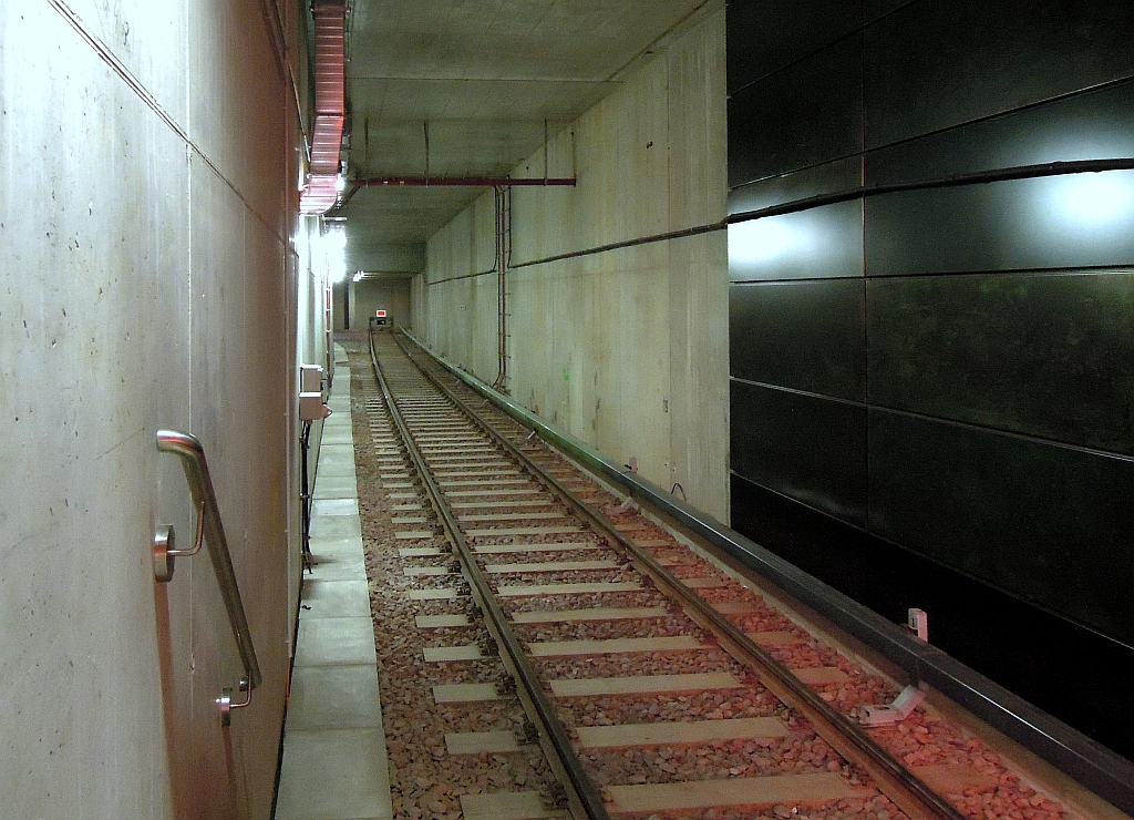 Vorlufige Endstation: Blick in den Tunnel hinter der Station  Hafencity Universitt , fotografiert vom Bahnsteig vor der Sperre. Die Planung fr eine Verlngerung der Linie bis an die Elbbrcken (evtl. mit Umsteigemglichkeit zur S-Bahn)laufen bereits. 2.12.2012