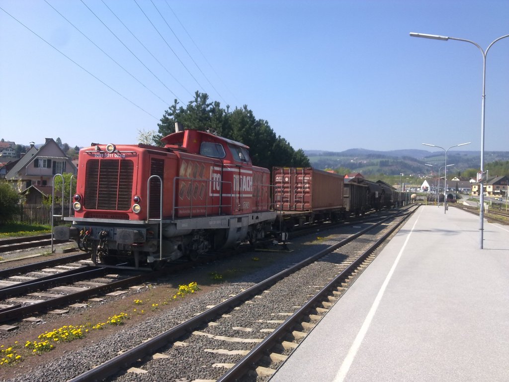 Vormittags-Gterzug auf der GKB von Graz nach Kflach am 20.4.2011 kurz nach der Ankunft im Bahnhof Kflach. Der Zug wurde heute von der DH 1100.2  TONDACH  gezogen. Hier am Bild wird gerade der Verschub vollzogen und der Zug fr die Rckfahrt nach Graz vorbereitet.