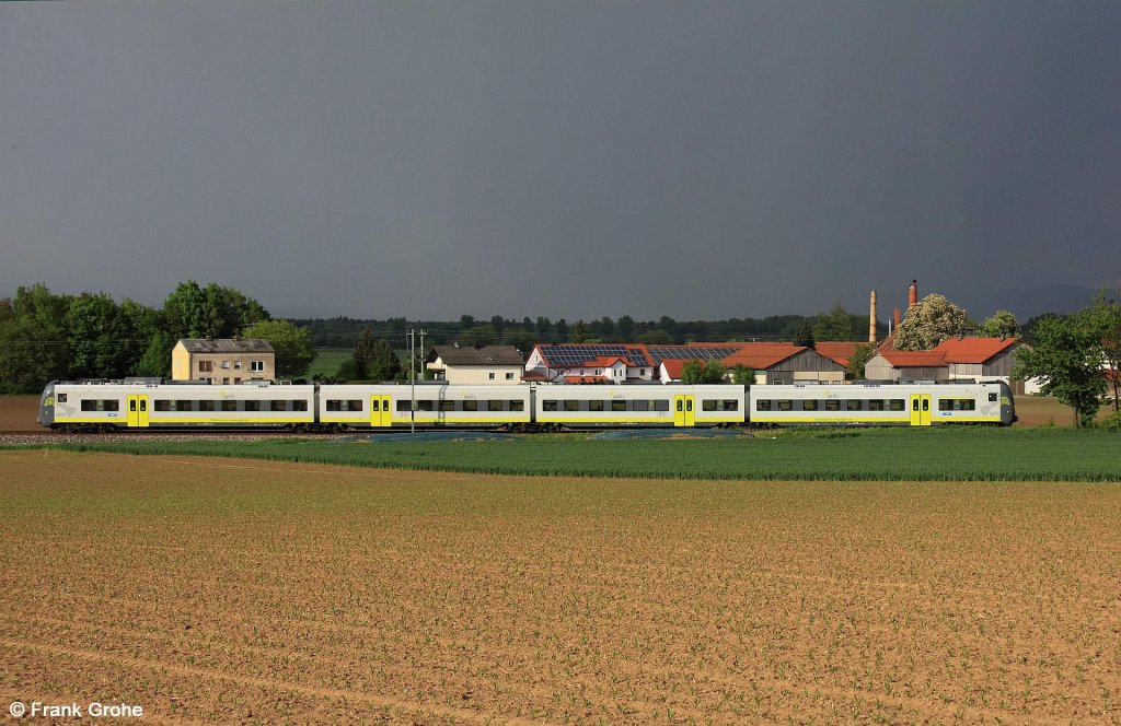Vorn scheint die Sonne auf AGILIS 440 105 + 605 als ag 84425 Parsberg - Plattling, whrend es im Hintergrund an der Donau noch krftig regnet.
KBS 880 Nrnberg - Passau, fotografiert bei Moosham am 09.05.12