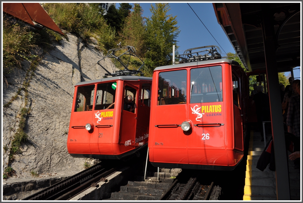 Vorne steigen die Passagiere aus Wagen 26 aus whrenddem Wagen 21 bereits aufs hintere Geleise gewechselt hat. (04.10.2011)