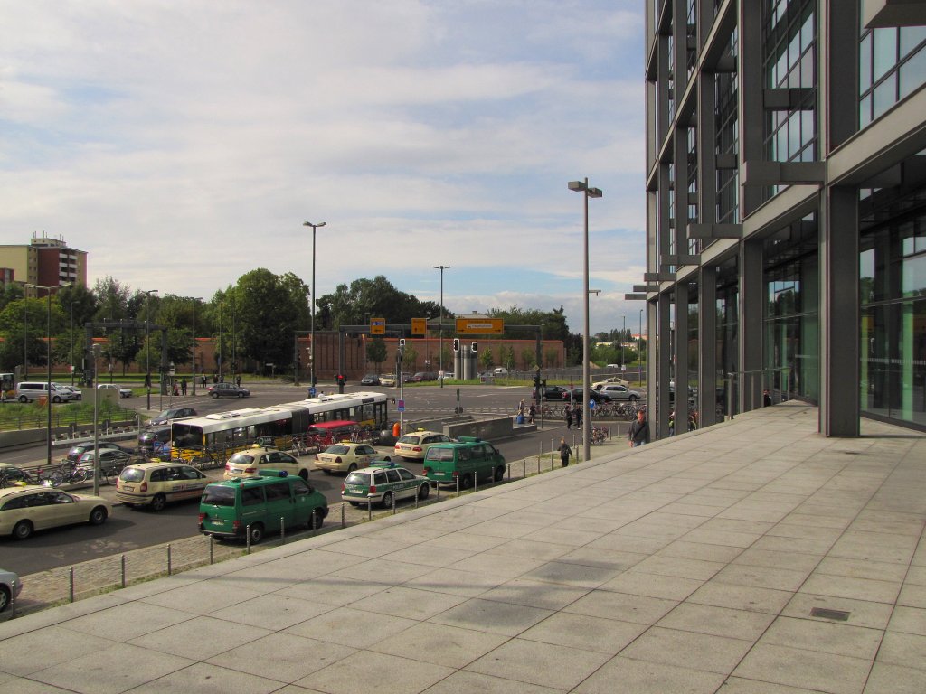 Vorplatz mit der B96 und dem Tiergartentunnel am Eingang Europaplatz in Berlin Hbf; 09.08.2011