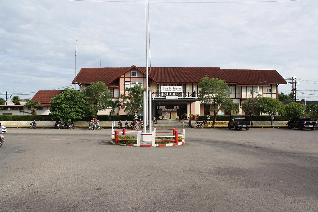 Vorplatzansicht des Aufnahmsgebude des Bf. Chumphon am 18.Mai 2013.