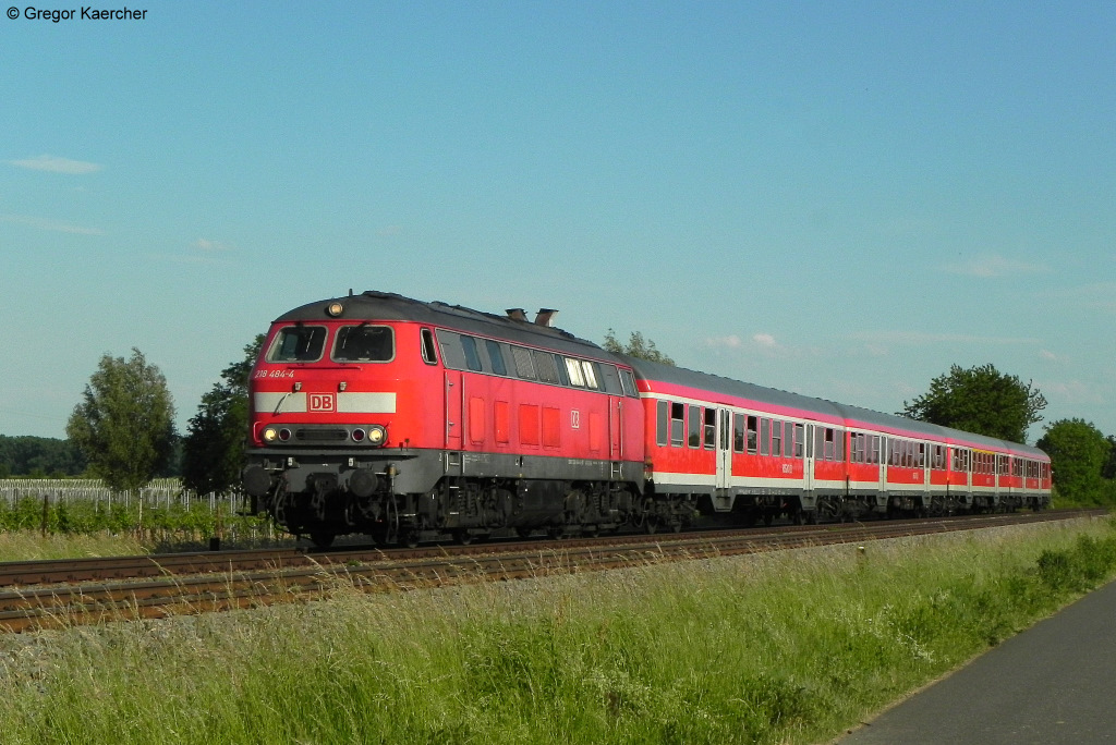 Vorraussichtlich ab Mitte Juni 2011 sind die Einstze der 218 auf der pflzischen Maximiliansbahn (Karlsruhe - Neustadt (W)) Geschichte. Im Bild die 218 484-4 mit dem RE 28034 (Karlsruhe-Kaiserslautern) bei Edesheim (Pfalz).