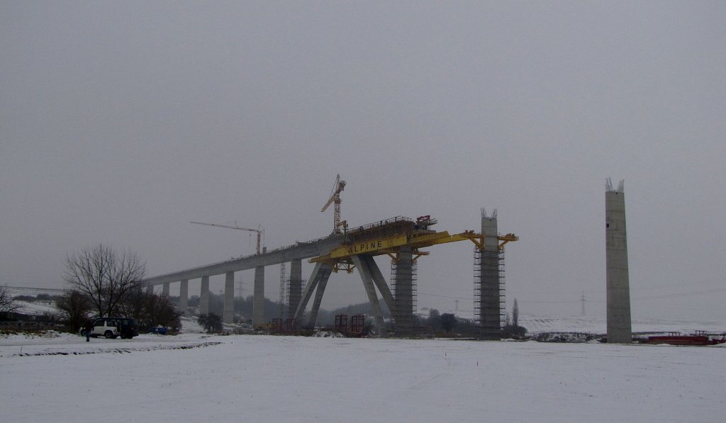 Vorraussichtlich am dem Jahr 2015 werden hier die ICE´s das Unstruttal bei Wetzendorf auf der 2668 m langen Br�cke zwischen Erfurt und Leipzig /Halle �berqueren; 21.01.2010 