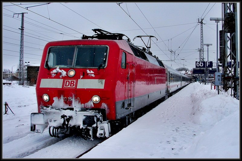  Vorsicht am Gleis 6. Einfahrt hat der verspteter IC2182 aus Hannover  Stralsund am Schneechaostag den 13.02.10 