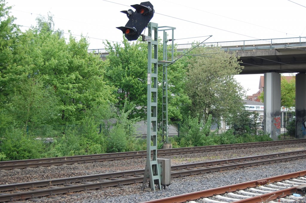 Vorsignal ltere Bauart. Dieses Signal steht in der westlichen Einfahrt des Bhnhof Korschenbroich. Foto vom 2.5.2010