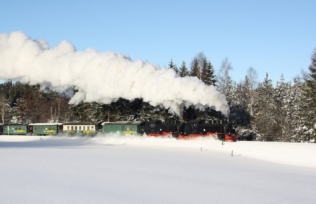 Vorspann auf der Fichtelbergbahn. 99 785 bekommt am 29.12.2010 Vorspannhilfe durch 99 794. 