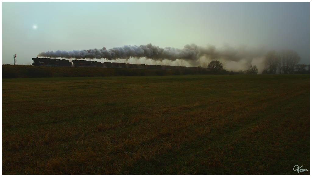 Vorspannlok 44 2546  & Zuglok 44 1486 ziehen den 1900 t Holzzug DGz 102 von Bad Salzungen nach Eisenach.  
Unterrohn 27.10.2011
