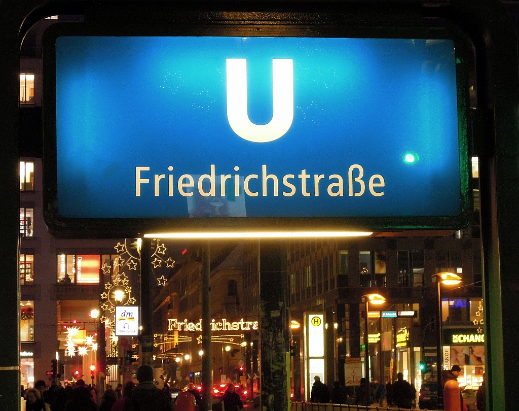 Vorweihnachtliche Stimmung am Berliner U-Bahnhof  Friedrichstrae  - Linie U6. 13.12.2012