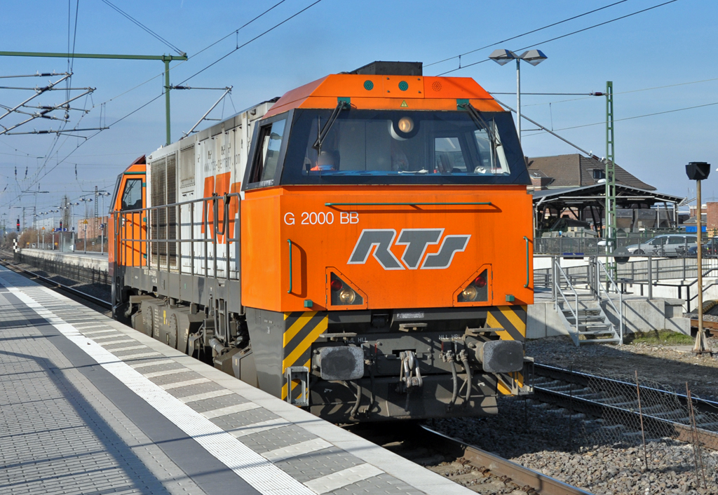 Vossloh G 2000 BB  RTS  fhrt durch den Bf Sechtem - 18.02.2013