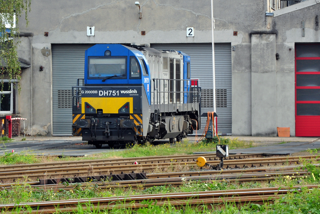 Vossloh G2000 BB der HGK, LokNr. DH 751 in Brhl-Vochem - 17.10.2011 