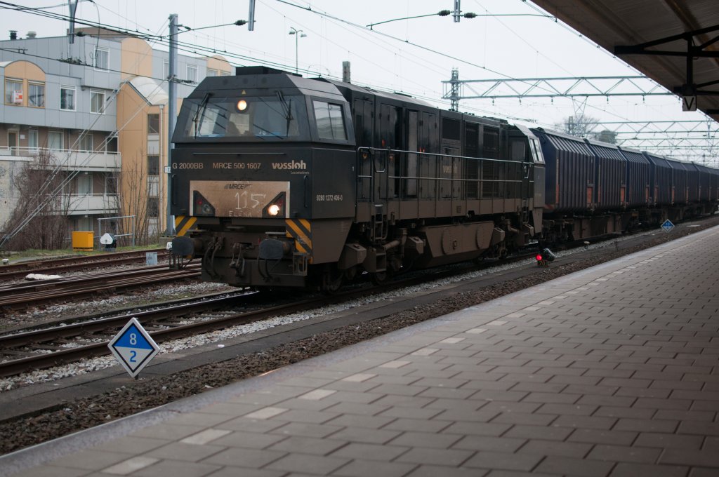 Vossloh G2000BB (MRCE 500 1607) zieht ein abfahlzug durch Haarlem am 01.03 2011.