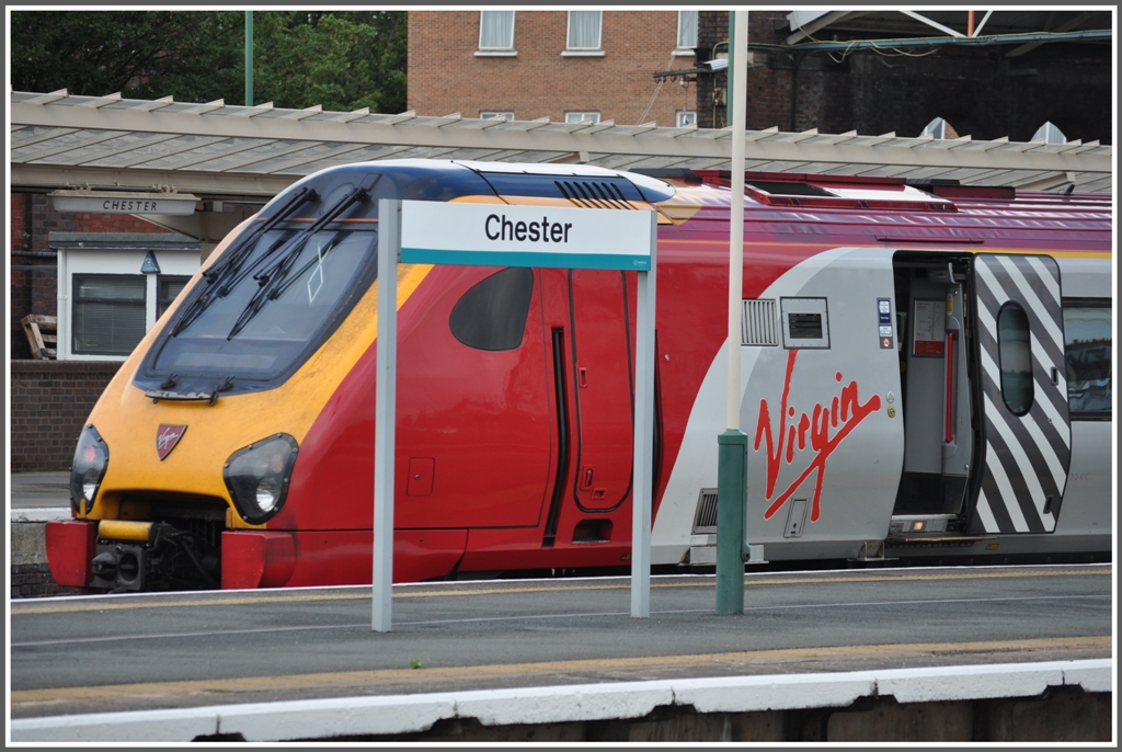 Voyager Class 221 von Virgin Trains in Chester. (16.08.2011)