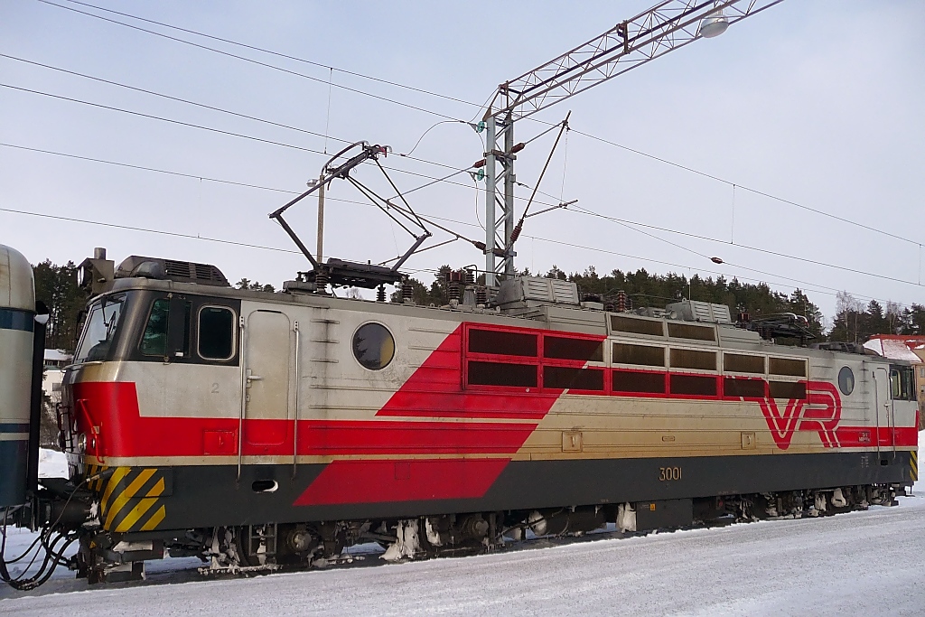 VR-Baureihe Sr1 in Kuopio, Finnland, 08.3.13 

Lok 3001 ist die erste Serienmaschine von 27 Stck, die von Energomachexport aus der UdSSR in den Jahren 1973-75 geliefert wurde. Bis 1984 wurden noch weitere 82 Maschinen geliefert.

