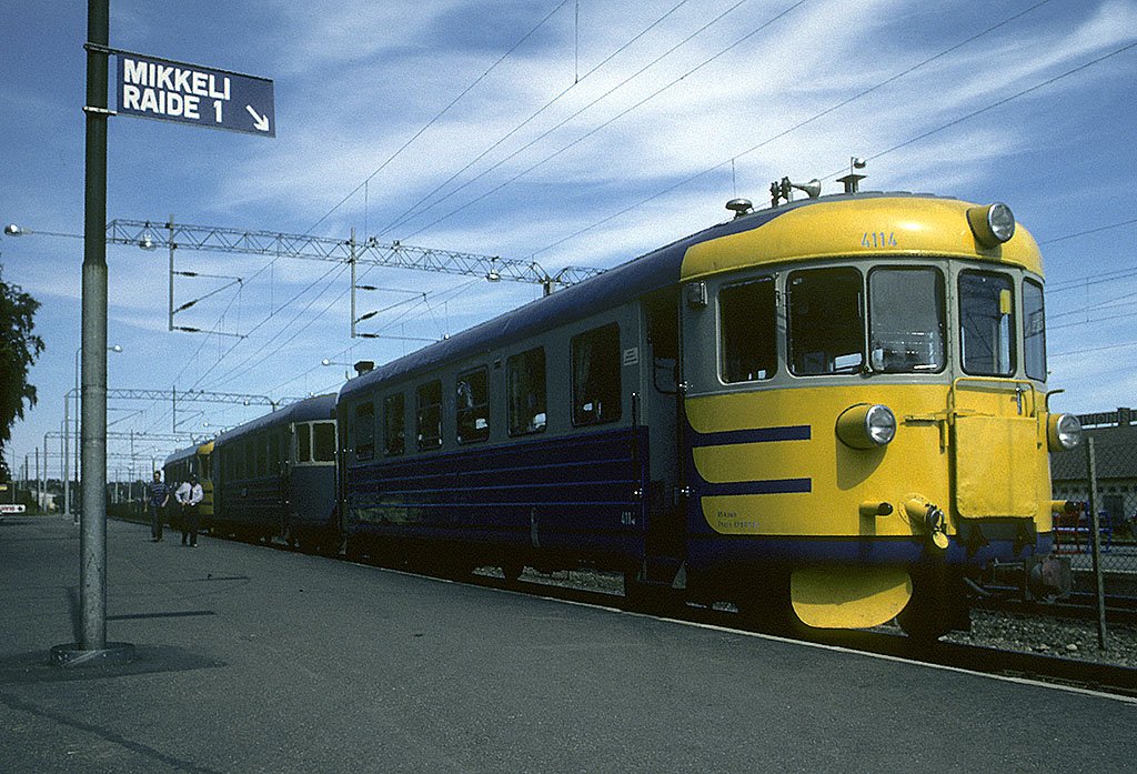 VR Dm 7 Nr. 4114 und Beiwagen brachte uns nach Mikkeli. Mit solchen Schienenbussen waren wir an einem Stck whrend 8 Stunden unterwegs. Juli 1982, HQ-Scan ab Dia.