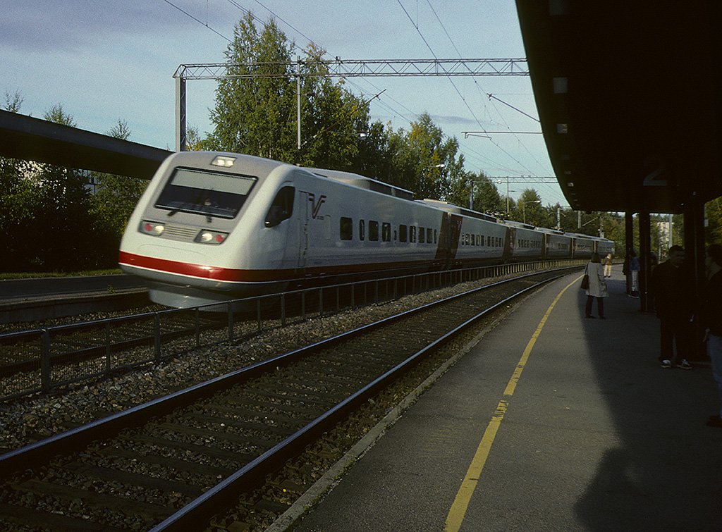 VR Sm3 Pendolino legt sich in die Kurve und braust vorbei... Vantaa, Okt. 1999, HQ-Scan ab Dia.