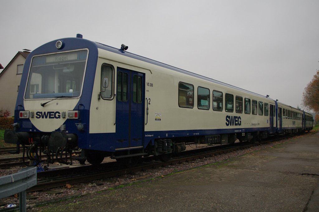 VS 200 kehrte diese Woche in sein Heimat-Bw Endingen zur�ck, wo er am tr�ben 16. November 2012 zusammen mit VT 130 und 129 abgestellt war.