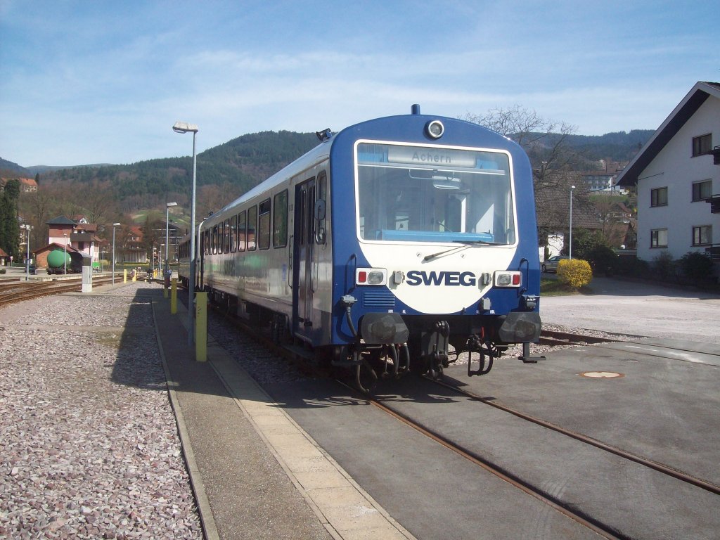 VS 200 und VT 125 der SWEG Ottenhfen stehen am Nachmittag des 25.Mrz 2011 in Ihrem Heimat-Bw auf Gleis 3.Der VS 200 wird abgehngt und VT 125 fhrt den Rest des Tages alleine auf seiner Heimatstrecke,der Achertalbahn.