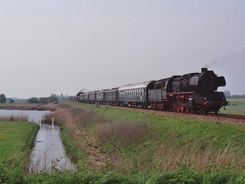VSM-Dampfloks 50 3654 und 23 071 (hinter) mit Sonderfahrt Stavoren-Sneek durch Frysln (im Norden die Niederlande) bei Hindeloopen am 7-5-2006.