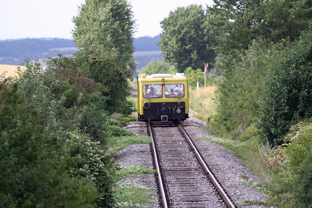 VSS X626.172 als Zayataler Schienentaxi am 11.August 2013 von Asparn a.d. Zaya nach Mistelbach Interspar fahrend. 

