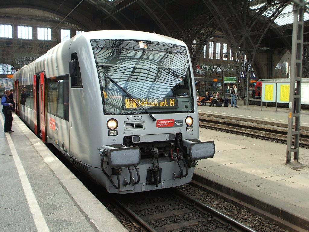 VT 003 von Mitteldeutsche Regiobahn steht in Leipzig Hbf zur Fahrt nach Delitzsch unt.Bhf bereit.
Aufgenommen am 07.04.2011