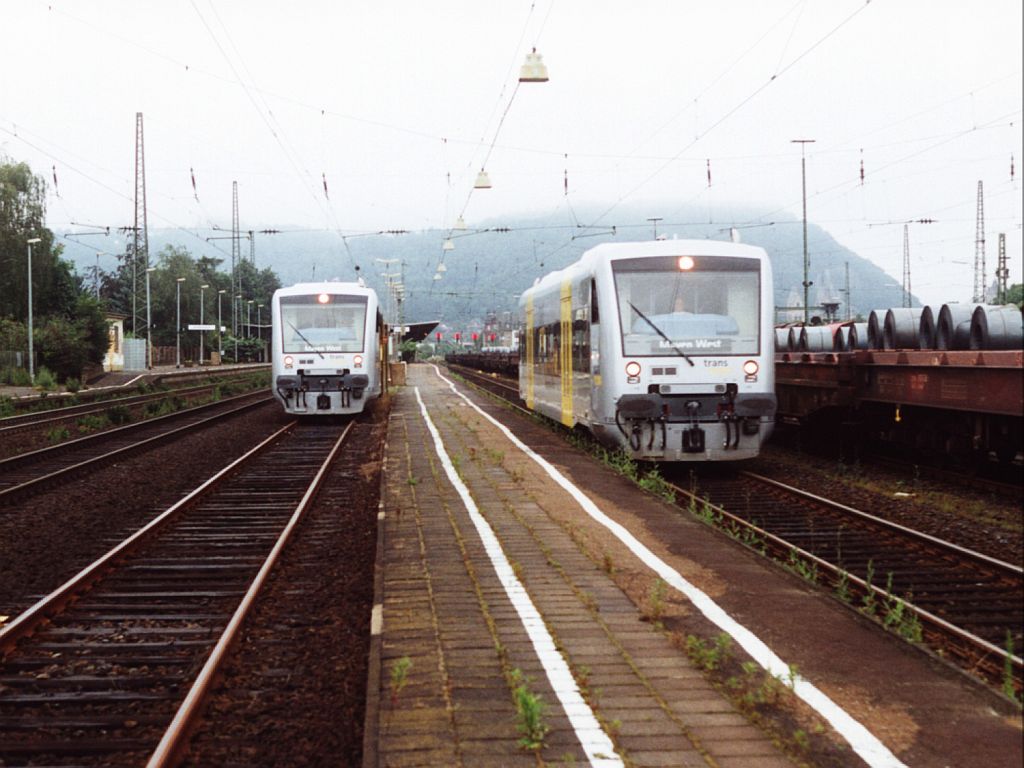 VT 004 (Trans Regio Rheinland Pfalz) mit Regionalzug TR 83619 Andernach-Mayen Ost auf Bahnhof Andernach am 20-7-2000. Bild und scan: Date Jan de Vries.