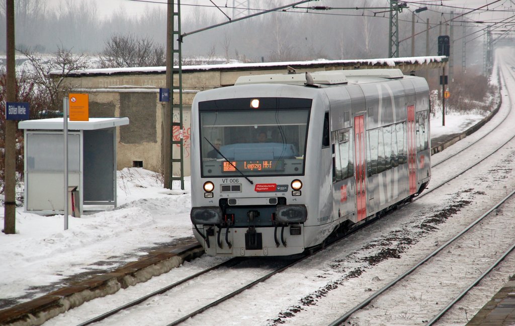 VT 006 der MRB erreicht auf seiner Fahrt von Borna nach Leipzig am 07.12.10 den Hp-Bhlen Werke.